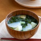 新じゃがと春かぶ、生わかめのお味噌汁