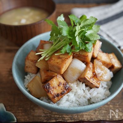 厚揚げと新たまねぎの甘辛てりやき丼
