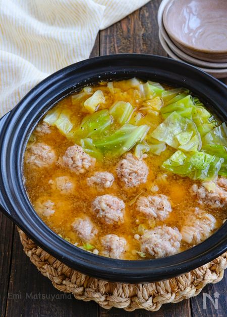 きゃべつの甘味引き立つ♪えのき豚団子とキャベツのコク旨味噌鍋