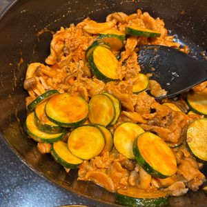 1169387の作ってみた!投稿(旨辛♡食欲そそる【豚こまとズッキーニのコチュマヨ炒め】)