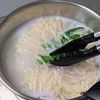 味付け一発!もずく酢とトマトのツナぶっかけそうめんの工程2
