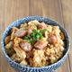 【ウインナーと卵の焼肉マヨ丼】味付けは焼肉のタレだけ！