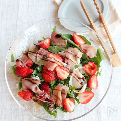 ルッコラといちごと生ハムのサラダ《おしゃれサラダ♪》