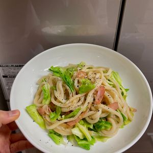 ケの作ってみた!投稿(冷蔵庫の定番でパパッと♪【ベーコンとレタスの焼きうどん】)