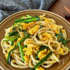 3分で出来る《にんにく♡にら玉うどん》