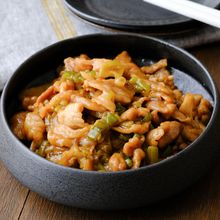【豚の黒酢ねぎ炒め】黒酢のコクで深い味わい