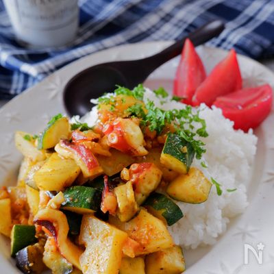 夏に食べたい《タコと夏野菜のゴロゴロドライカレー》