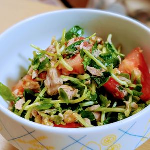 まゆのの作ってみた!投稿(豆苗とトマトとツナのつゆレモンドレッシングサラダ)