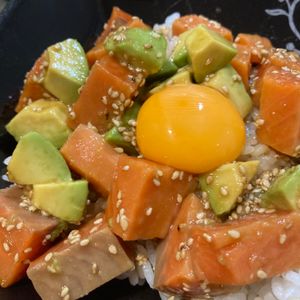すみれの作ってみた!投稿(【5分でできる】ごま油香るサーモンポキ)