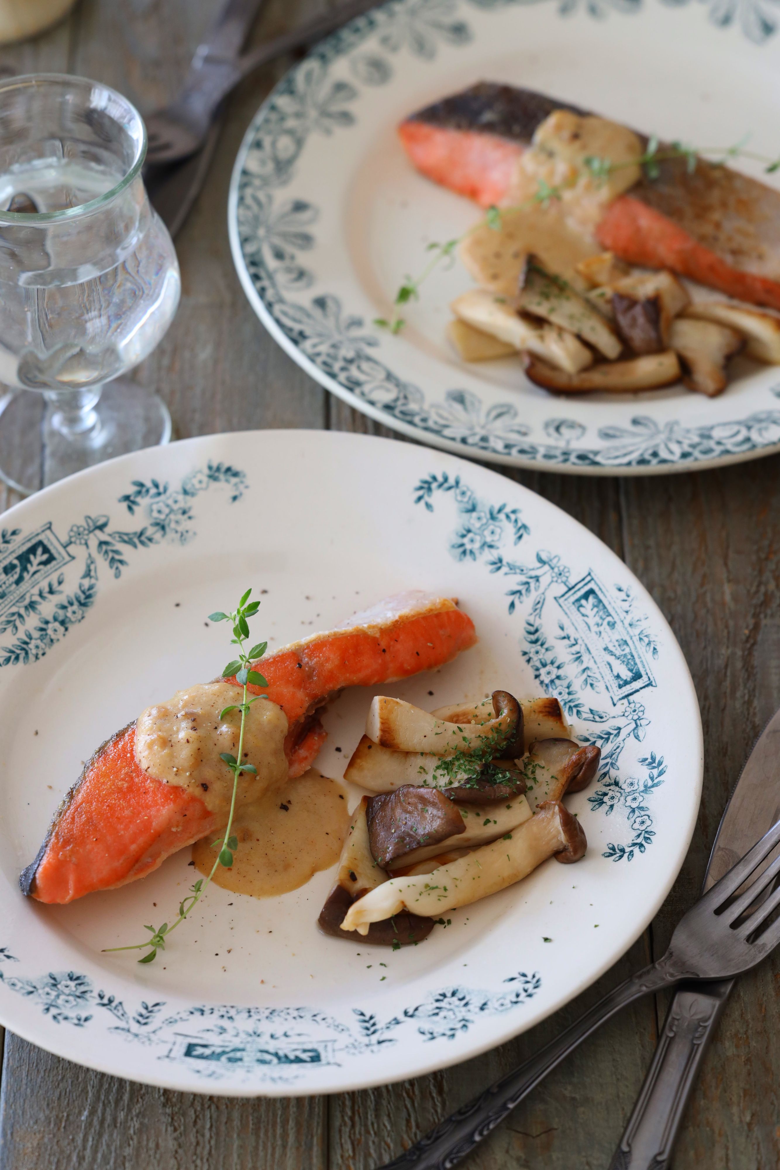 フライパン1つ！【豆乳味噌バターソースの鮭ムニエル】 | レシピ