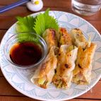 大葉とミョウガでさっぱり味わう「包まない豚こま棒餃子」