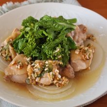 新玉ねぎと菜の花と鶏肉のフライパン蒸し