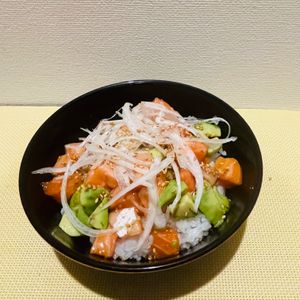金の作ってみた!投稿(白だしで彩り鮮やか　サーモンとアボカドのポキ丼　)