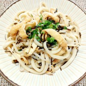 よっこの作ってみた!投稿(【もやしと油揚げの塩昆布焼うどん】お肉なしでも激うま！)