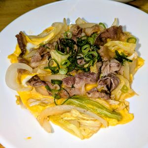 joe sanの作ってみた!投稿(めんつゆで簡単手軽に♪キャベツたっぷり牛すき煮卵とじ)