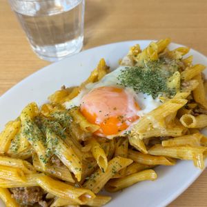 Tsuneaki Okadaの作ってみた!投稿(【カレー風味のミートペンネ 半熟卵のせ】フライパン1つで！)