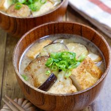 ごま油に生姜が薫る♪『焼きなすと厚揚げのお味噌汁』