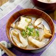和風だしに醤油の香りが美味しい♪『厚揚げときのこのとろみ汁』