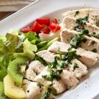 キウイで柔らか♪鶏むね肉のしっとり蒸し鶏