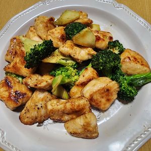 ナムディの作ってみた!投稿(【鶏肉とブロッコリーのガリバタチキン】ごはんがモリモリ進む♡)