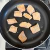 鮭としめじのクリーム煮♪とろ～り旨い！味付け1つで完結♡の工程2