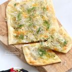 しらすと新玉ねぎの薄焼きピザ
