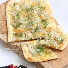 しらすと新玉ねぎの薄焼きピザ