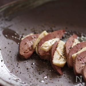 スモークレバーとチーズの前菜.