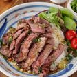 米一粒まで愛おしい！にんにく香る甘辛バター醬油の牛ステーキ丼