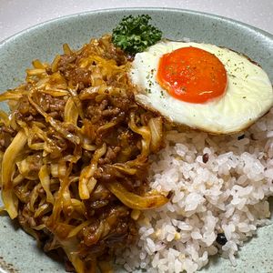 楽ラク手抜キッチン🐶🐾の作ってみた!投稿(半熟目玉焼きと共に♡キャベツたっぷりひき肉のデミグラ炒め)