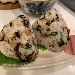 ぐ〜たら子の作ってみた!投稿(【梅塩昆布のもち麦おにぎり】)
