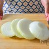 【レンジで５分だけ】鮭と玉ねぎのバタポン酒蒸しの工程1