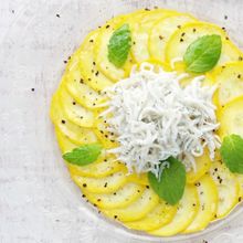イエローズッキーニとしらすの潮風サラダ