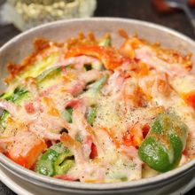 簡単彩りおつまみ♪【パプリカとピーマンのベーコンチーズ焼き】