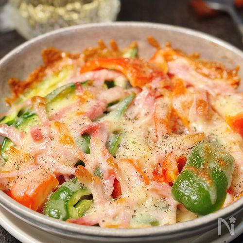 簡単彩りおつまみ♪【パプリカとピーマンのベーコンチーズ焼き】