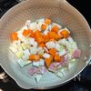 【冷蔵庫一掃】余り野菜で具沢山!簡単ミルクスープの工程1