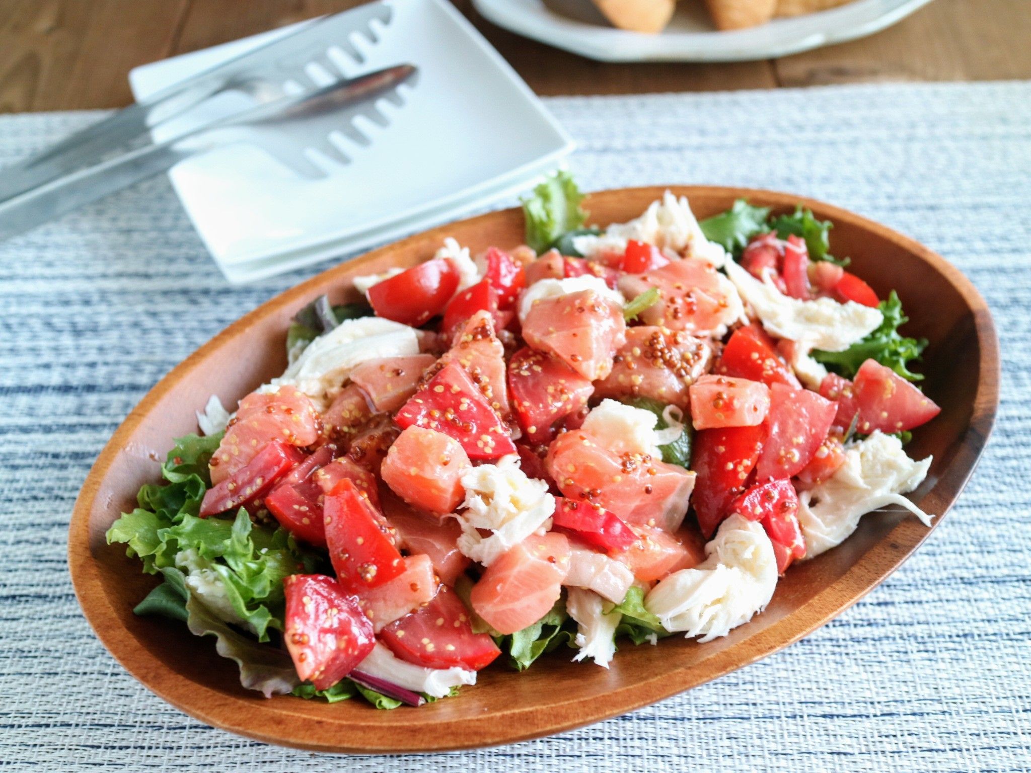 種入りマスタードでさっぱり！サーモンとモッツァレラのサラダ