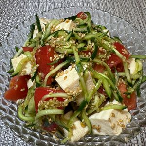 楽ラク手抜キッチン🐶🐾の作ってみた!投稿(サッパリ♩豆腐とトマきゅう胡麻サラダ)
