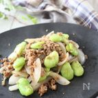 そら豆と新玉ねぎのバター醤油そぼろ炒め