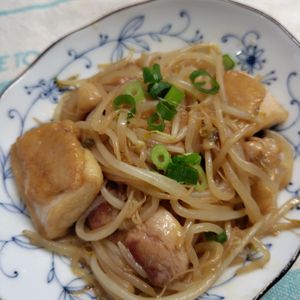 コスモスの作ってみた!投稿(鶏肉ともやしの甘酢ガーリック炒め【節約中でもガツンと！】)