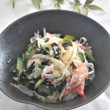 寿司酢で簡単うどとカニカマの酢の物