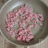 5分で爆速おかず♪【ひき肉とニラもやしの味噌にんにく炒め】の工程1