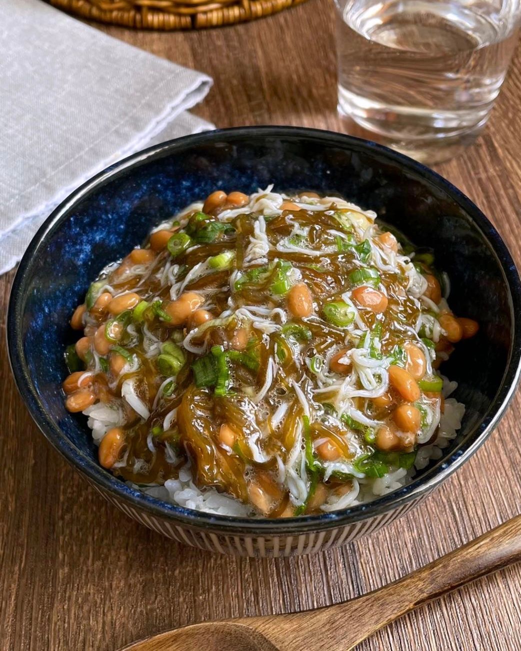 簡単1分】混ぜてのせるだけ「しらす納豆もずく丼」 | レシピサイトNadia