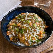 【簡単1分】混ぜてのせるだけ「しらす納豆もずく丼」