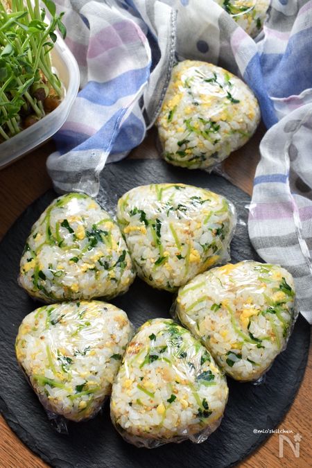 豆苗とツナと炒り卵の甘辛おにぎり