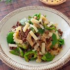 優しい苦味♩白ゴーヤとピーマンのピリ辛肉味噌炒め