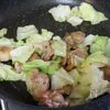 とりもも肉とキャベツのうま塩炒めの工程3