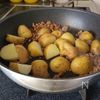 【新じゃがと豚ひき肉のうま辛炒め】レンチンで時短レシピの工程2