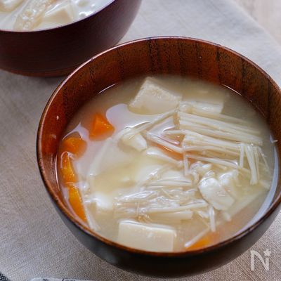 『えのきと豆腐と人参のお味噌汁』