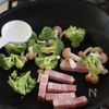 だしが香る♪厚切りベーコンとブロッコリーのチーズパスタの工程1